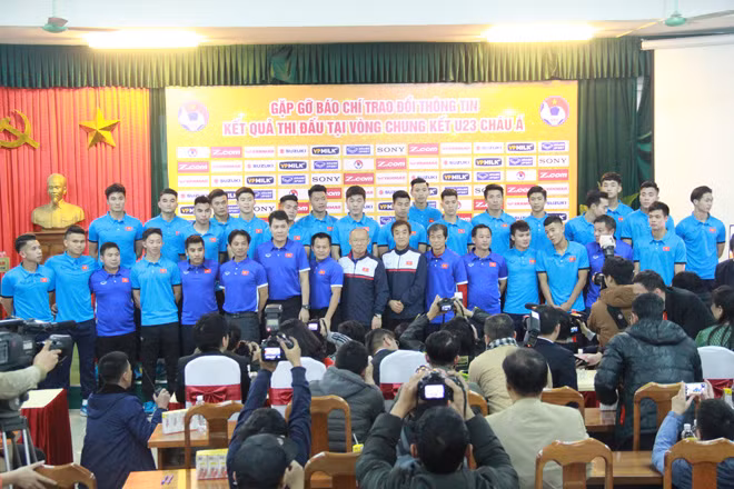 Ông Park Hang-seo cùng Ban huấn luyện và các cầu thủ U23 Việt Nam tại buổi gặp gỡ.