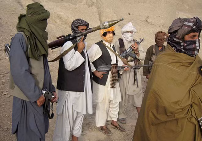 Các mujahideen trẻ con đang học cách sử dụng những loại súng, từ súng chống tăng đến trung liên và tiểu liên.