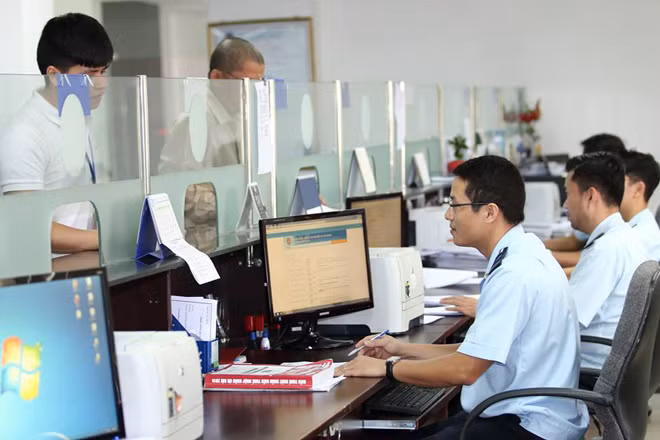 Mở rộng diện thu thuế để tăng thu ngân sách.