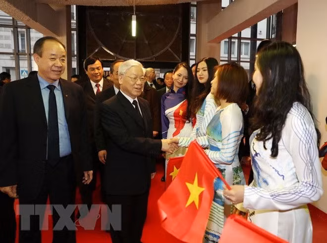 Tổng Bí thư Nguyễn Phú Trọng gặp gỡ đông đảo cán bộ, nhân viên Đại sứ quán và cộng đồng người Việt Nam tại Pháp. (Ảnh: Trí Dũng/TTXVN)