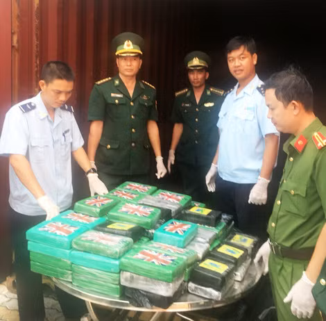 Bộ đội Biên phòng và Hải quan Bà Rịa – Vũng Tàu đang kiểm đếm cocaine phát hiện trong container phế liệu.
