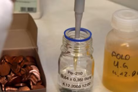 Chất phóng xạ cực độc polonium-210 điều chế trong phòng thí nghiệm.
