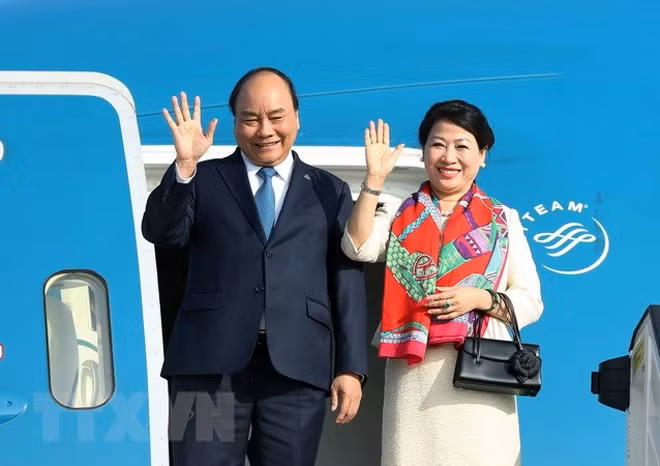 Thủ tướng Nguyễn Xuân Phúc và Phu nhân trước khi rời sân bay quân sự Melsbroek, thủ đô Brussels, Vương quốc Bỉ. (Ảnh: Thống Nhất/TTXVN).