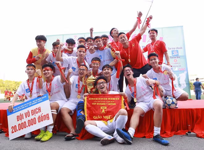 Các cầu thủ THPT Trương Định vui mừng với chiếc Cup Number 1 Active.