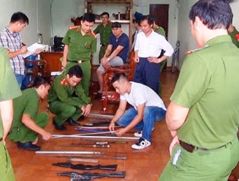Công an Thanh Hoá kiểm tra số vũ khí thu được của băng nhóm Thảo "Thuỷ".