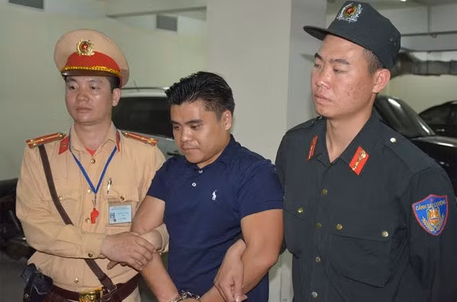 Đối tượng Phan Tha Vong bị bắt giữ cùng 100 bánh heroin.