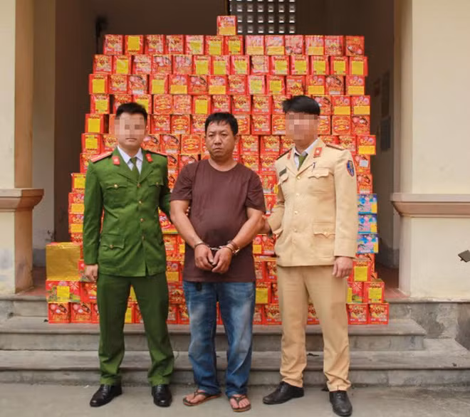 Đối tượng Huỳnh Minh Toàn và tang vật.
