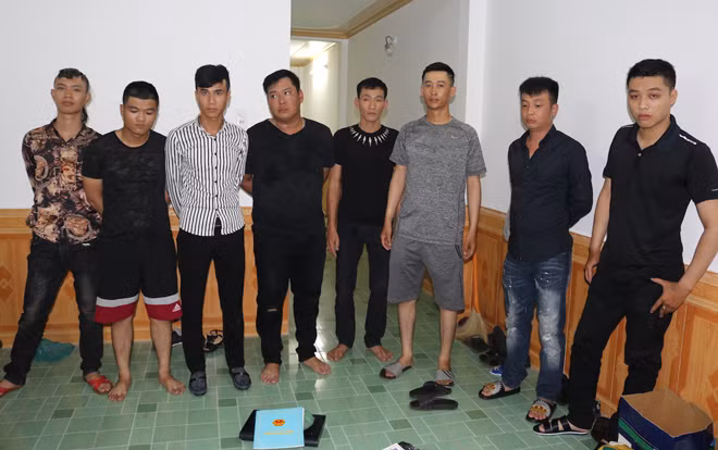 Lê Mạnh Vĩ (thứ 3 từ phải qua) cùng nhóm người hoạt động cho vay nặng lãi.