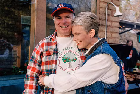 John McCain và Cindy McCain tại nhà nghỉ mát của họ ở Arizona năm 2000.