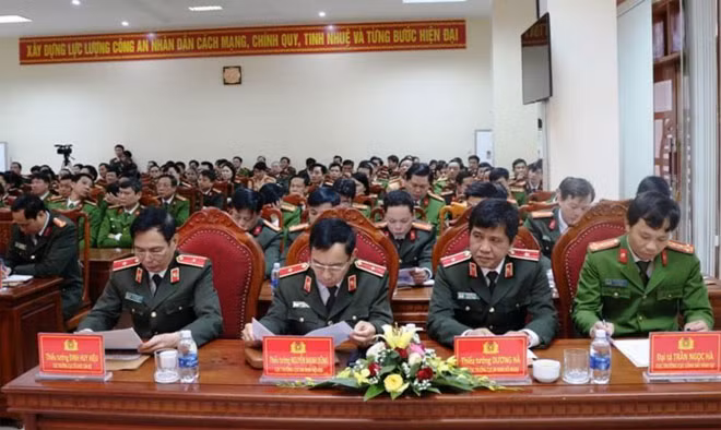 Đại diện các Cục nghiệp vụ Bộ Công an và lãnh đạo các phòng, ban, đơn vị Công an Quảng Bình tham dự buổi làm việc.