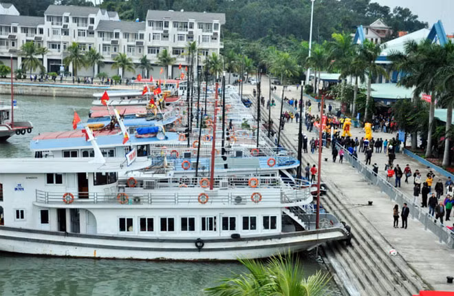 Để đảm bảo hoạt động du lịch, lực lượng chức năng thường xuyên kiểm tra xử lý các phương tiện vi phạm.
