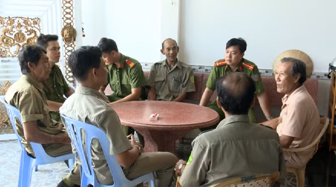 Ban Bảo vệ dân phố phường Cái Khế trao đổi với Công an phường về công tác bảo đảm ANTT trên địa bàn.