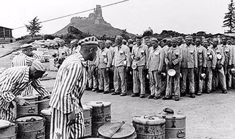 Tù nhân trại Sobibor chờ lĩnh khẩu phần ăn hàng ngày.