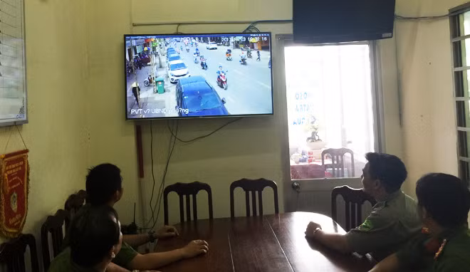 Công an phường Tân Mai theo dõi tình hình ANTT qua hệ thống camera.