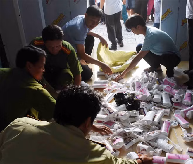 Một lượng lớn mỹ phẩm bị niêm phong do có nhiều nghi vấn.