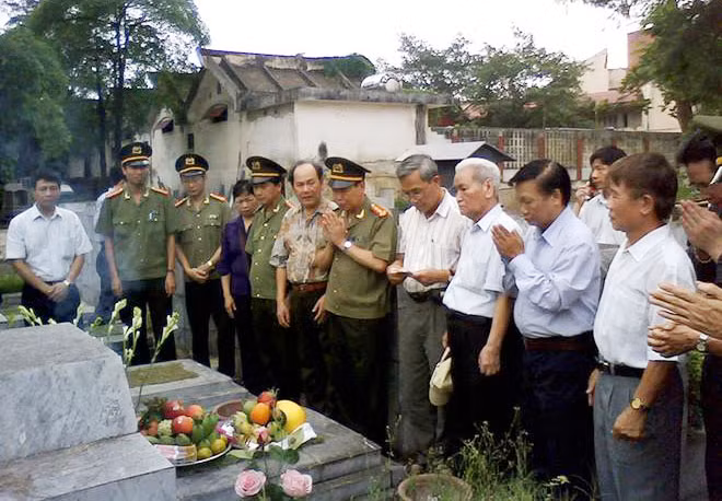 Các nhà văn trong Chi hội Nhà văn Công an viếng mộ nhà văn Lê Tri Kỷ.