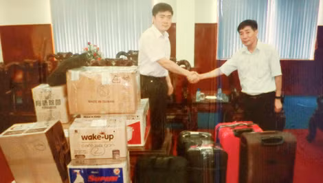 Lãnh đạo phòng 3 Cục phòng chống tội phạm sử dụng công nghệ cao trao trả tang vật cho Công an Trung Quốc.