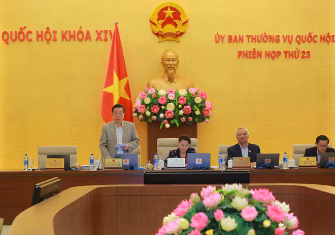 Phó Chủ tịch Quốc hội Phùng Quốc Hiển phát biểu tại phiên họp. Ảnh: TTXVN.