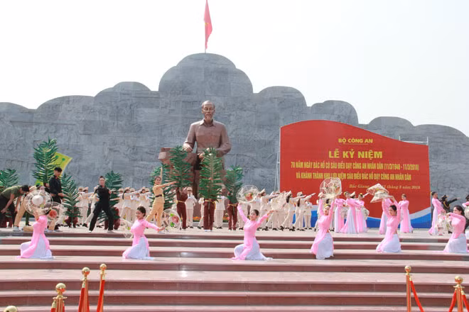 Các tiết mục văn nghệ chào mừng chuẩn bị cho Lễ Kỷ niệm.