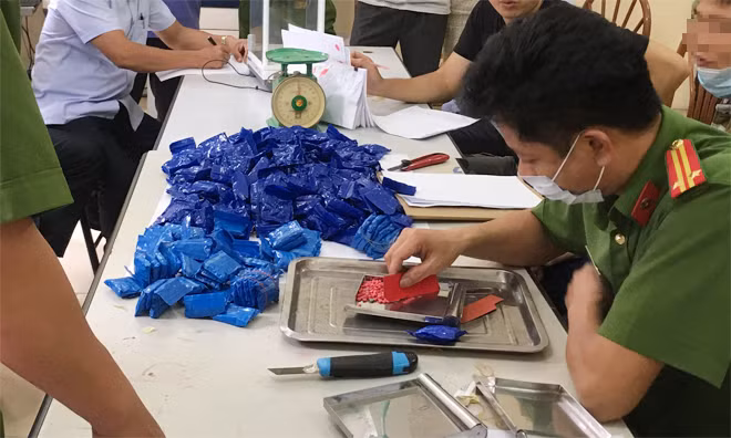 Lực lượng chức năng kiểm đếm số lượng ma túy tổng hợp thu giữ được.