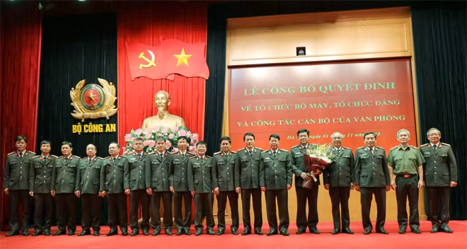 Thứ trưởng Bùi Văn Nam tặng hoa chúc mừng Ban Chấp hành Đảng ủy Văn phòng.