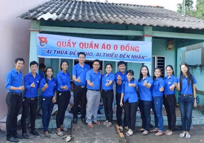 Nhóm thanh niên tình nguyện với “Quầy quần áo 0 đồng” phục vụ người nghèo.