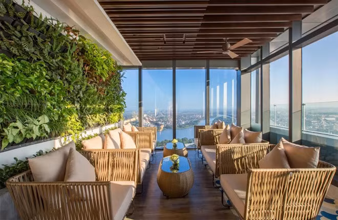 Sky bar trên tầng cao thu trọn vẻ đẹp của thành phố là nơi các doanh nhân thư giãn hay gặp gỡ đối tác.