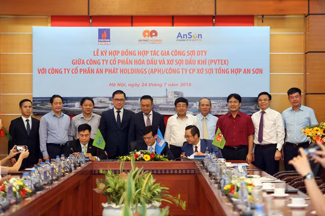 Ký kết hợp đồng hợp tác gia công sợi DTY của Nhà máy Xơ sợi Đình Vũ. Ký kết hợp đồng hợp tác gia công sợi DTY của Nhà máy Xơ sợi Đình Vũ.
