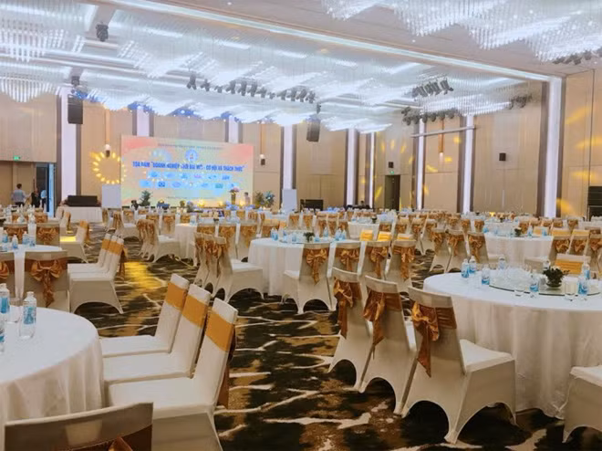 Grand Ballroom với sức chứa gần 1000 khách là lựa chọn hoàn hảo cho những hội nghị quy mô lớn, triển lãm hay tọa đàm.