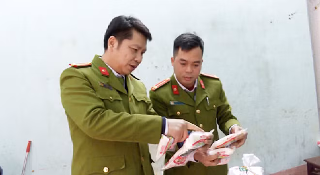 Cơ quan chức năng kiểm tra số mỳ chính thu được.