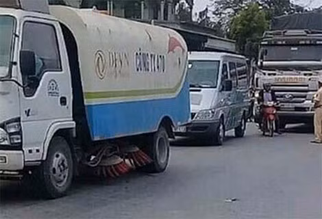 Vụ tai nạn làm tắc ách giao thông nhiều giờ.