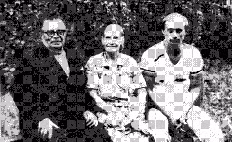 Putin với bố mẹ năm 1985, trước khi Putin sang Đức làm việc.