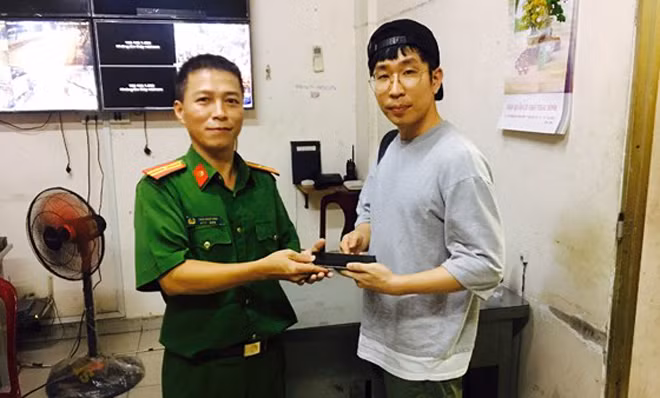 Du khách Hàn Quốc cảm kích khi nhận lại tài sản cơ quan Công an trao.
