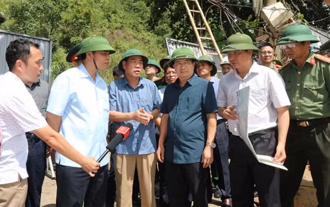 Phó Thủ tướng Chính phủ Trịnh Đình Dũng cùng đoàn công tác thị sát khu vực sạt lở phường Đồng Tiến.