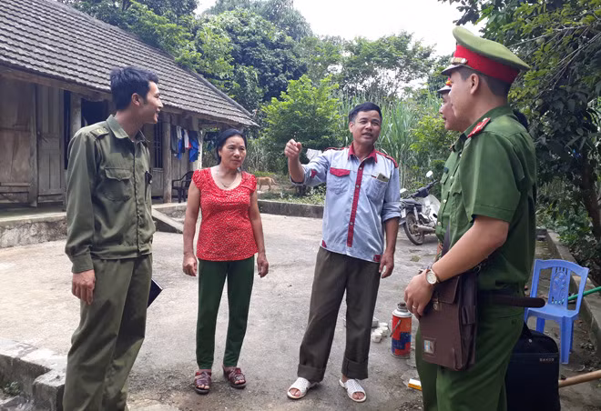 Tổ Công an phụ trách xã phối hợp với Công an xã Phú Long kiểm tra, nắm tình hình ANTT tại thôn.