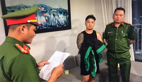 Cán bộ điều tra tống đạt lệnh bắt và khám xét nơi ở của vợ chồng Huệ – Nghĩa.