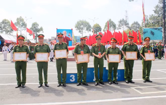 Thiếu tướng Đoàn Việt Mạnh trao thưởng cho các đội đạt thành tích cao trong hội thi.