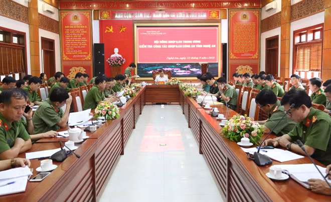 Đoàn kiểm tra công tác giáo dục QP&AN làm việc tại Công an tỉnh Nghệ An.