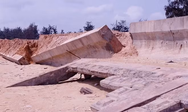 Chỉ sau vài tháng sử dụng, công trình gần 80 tỷ ngổn ngang hư hỏng.