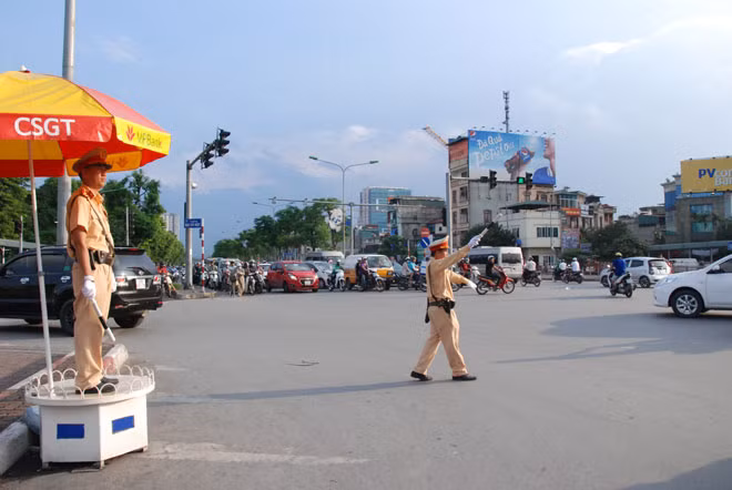 Lực lượng CSGT, Công an TP Hà Nội tập trung phân luồng từ xa trong dịp nghỉ lễ 30-4, 1-5.