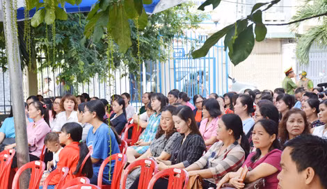 Phiên tòa đã thu hút sự chú ý của đông đảo người dân.