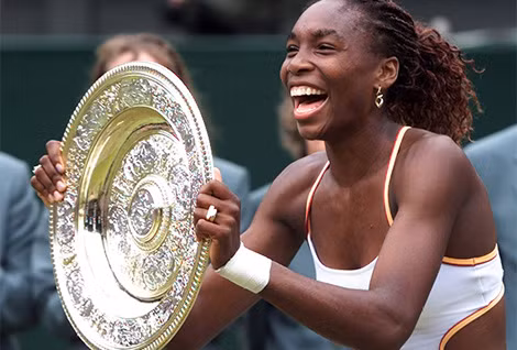 Venus Williams với chiếc đĩa bạc vô địch Wimbledon 2000.