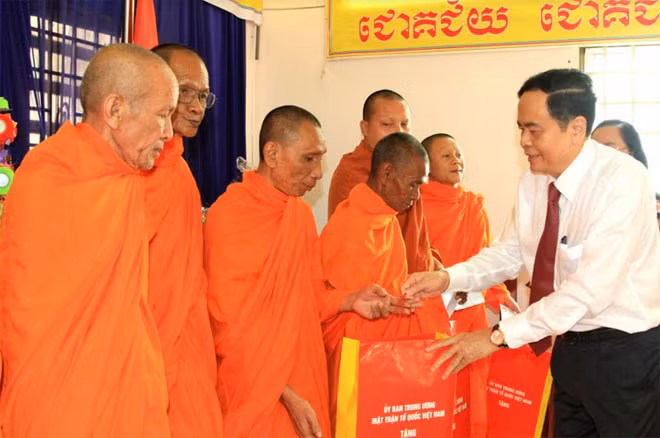 Chủ tịch UBTƯ MTTQ Việt Nam Trần Thanh Mẫn trao quà chúc mừng các sư sãi, achar Hội đoàn kết sư sãi yêu nước tỉnh Cần Thơ.