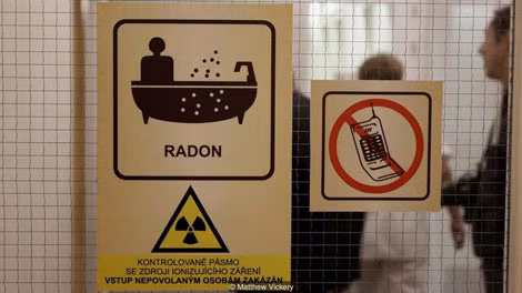 Những miếng dán biểu tượng nơi diễn ra cách thức trị bệnh bằng nước Radon, cảnh báo nguy hiểm của vật liệu bức xạ. Những miếng dán biểu tượng nơi diễn ra cách thức trị bệnh bằng nước Radon, cảnh báo nguy hiểm của vật liệu bức xạ.