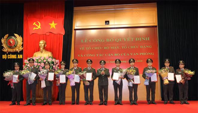 Thứ trưởng Bùi Văn Nam trao Quyết định, tặng hoa chúc mừng các đồng chí cấp Trưởng và phụ trách đơn vị thuộc Văn phòng.