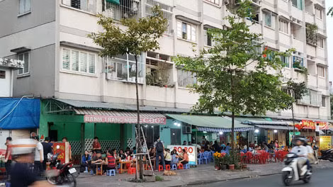 Dưới chân chung cư 23/49 Bình Thạnh, TP Hồ Chí Minh. Dưới chân chung cư 23/49 Bình Thạnh, TP Hồ Chí Minh.