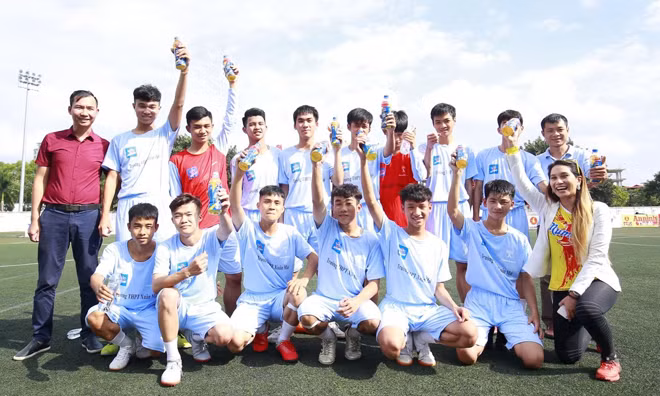 Thanh Vũ cổ vũ tinh thần các cầu thủ trước giờ bóng lăn.
