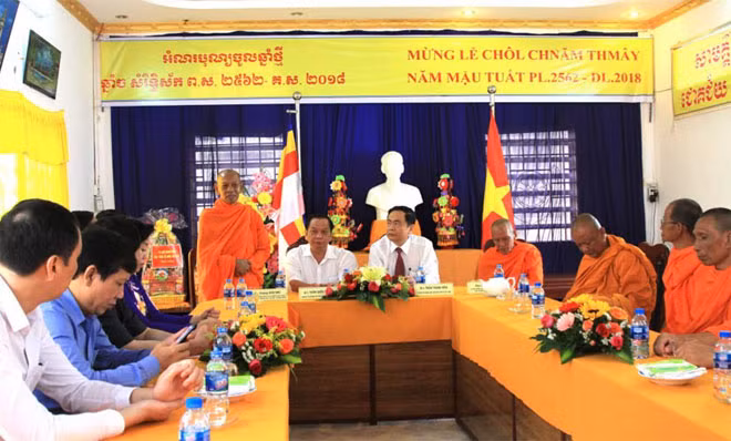 Chủ tịch UBTƯ MTTQ Việt Nam Trần Thanh Mẫn tới thăm Hội đoàn kết sư sãi yêu nước tỉnh Cần Thơ nhân dịp Tết Chaul Chnam Thmay.