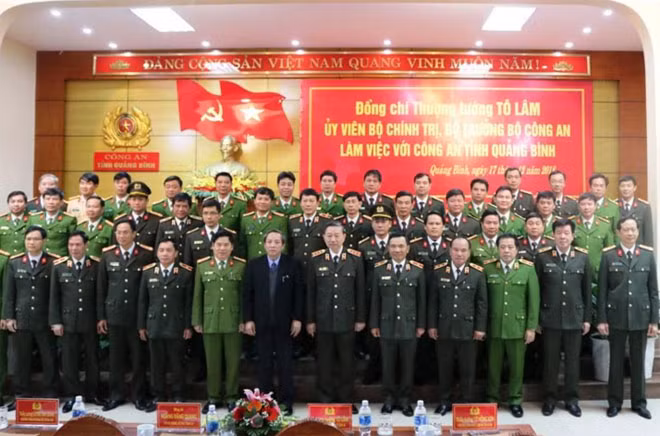 Bộ trưởng Tô Lâm và Bí thư tỉnh ủy Quảng Bình ông Hoàng Đăng Quang cùng Đoàn công tác Bộ Công an chụp ảnh lưu niệm với cán bộ Công an Quảng Bình.