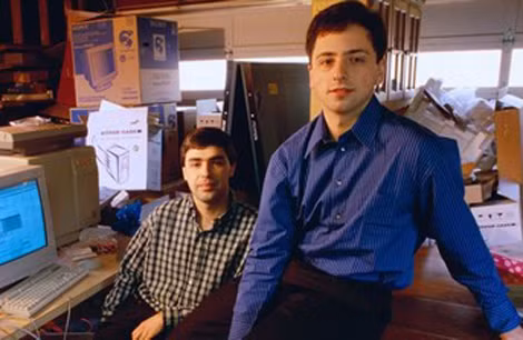 Hai nhà đồng sáng lập Larry Page (trái) và Sergey Brin bên trong garage nơi Google được ra đời.